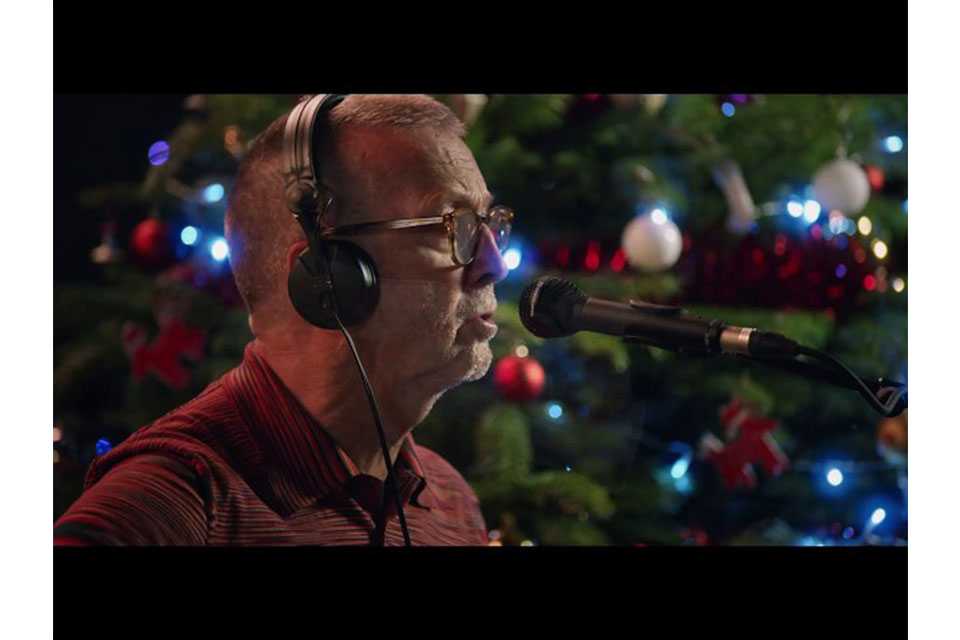 エリック・クラプトンが「ホワイト・クリスマス」のパフォーマンス・ビデオを公開