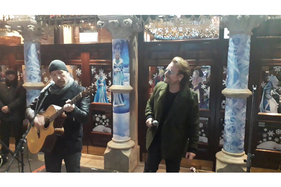 U２のボノとエッジがダブリンの路上チャリティ・ライヴに参加