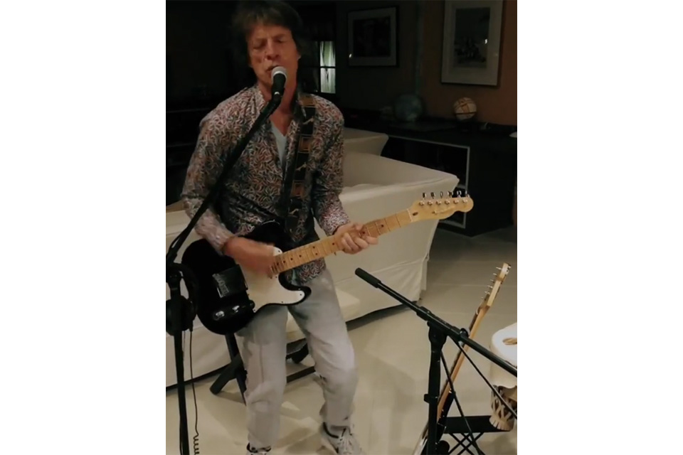 ミック・ジャガーが新曲のパフォーマンス映像をSNSに投稿