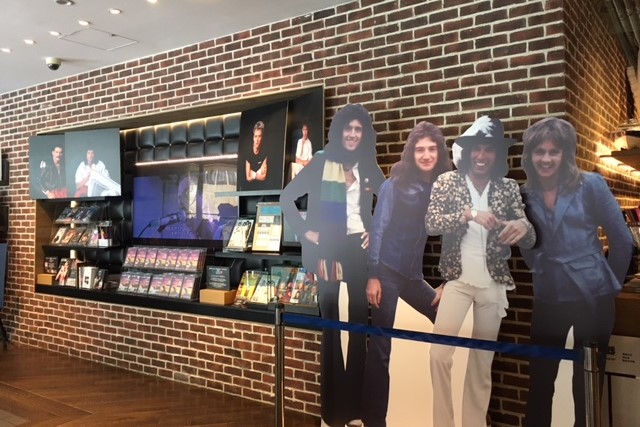 『ボヘミアン・ラプソディ』発売記念！　TSUTAYA TOKYO ROPPONGIにて直筆サイン等を展示したクイーン・コーナーを展開中