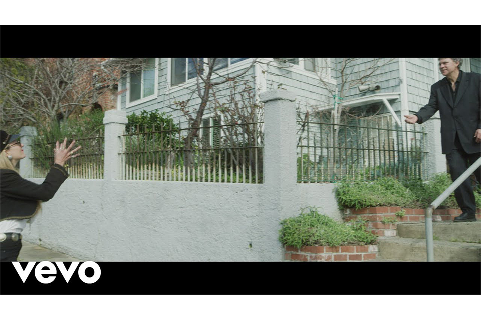 クリス・ロビンソンが新曲「Chauffeur’s Daughter」のミュージック・ビデオを公開