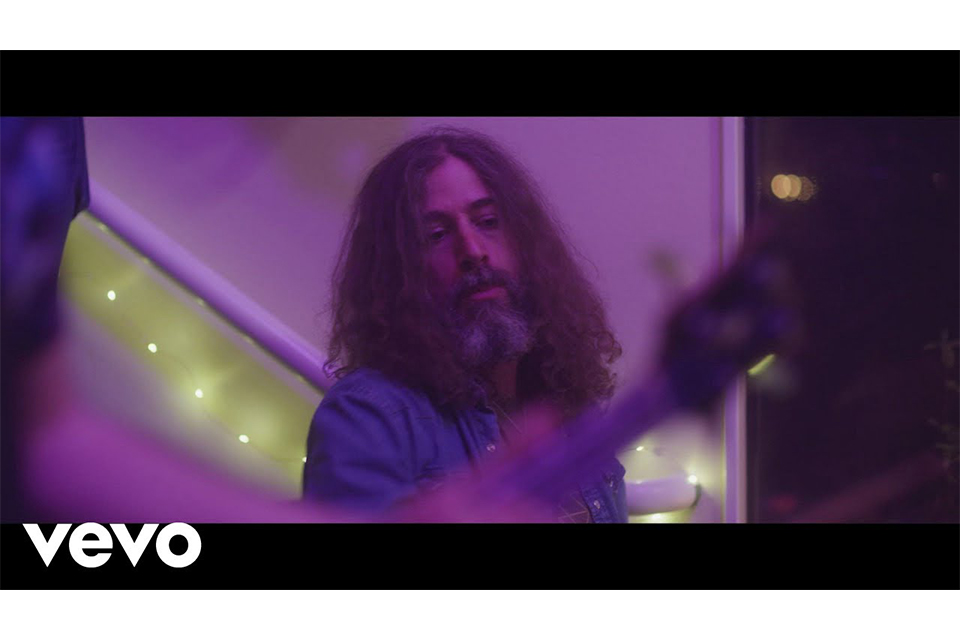 クリス・ロビンソン・ブラザーフッドが新曲「Let It Fall」のミュージック・ビデオを公開