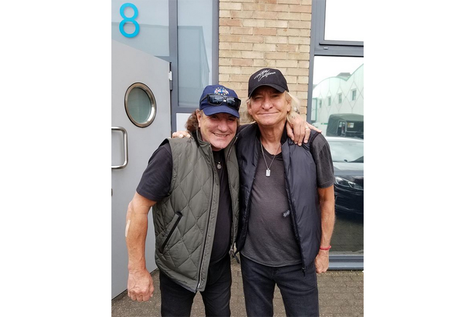 AC/DCのブライアン・ジョンソンとイーグルスのジョー・ウォルシュがロンドンでコラボ