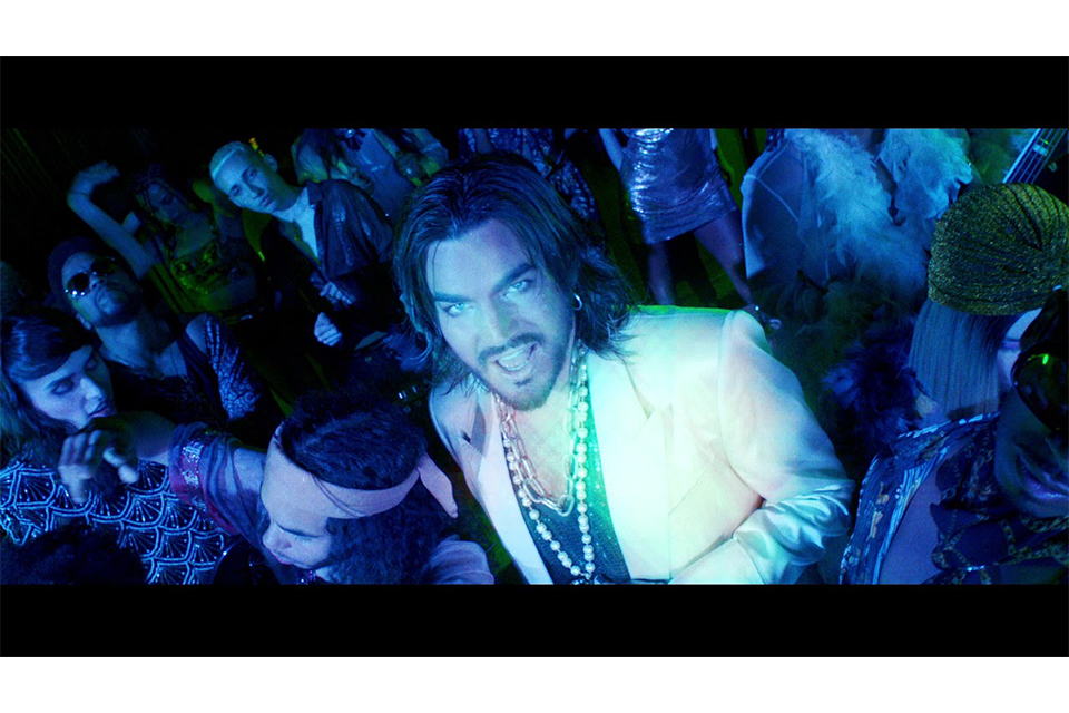 アダム・ランバートが新曲「Comin In Hot」のミュージック・ビデオを公開