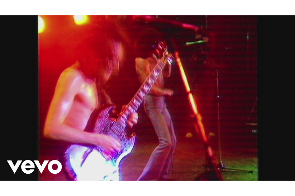 AC/DCが1979年「Whole Lotta Rosie」のライヴ映像を公開