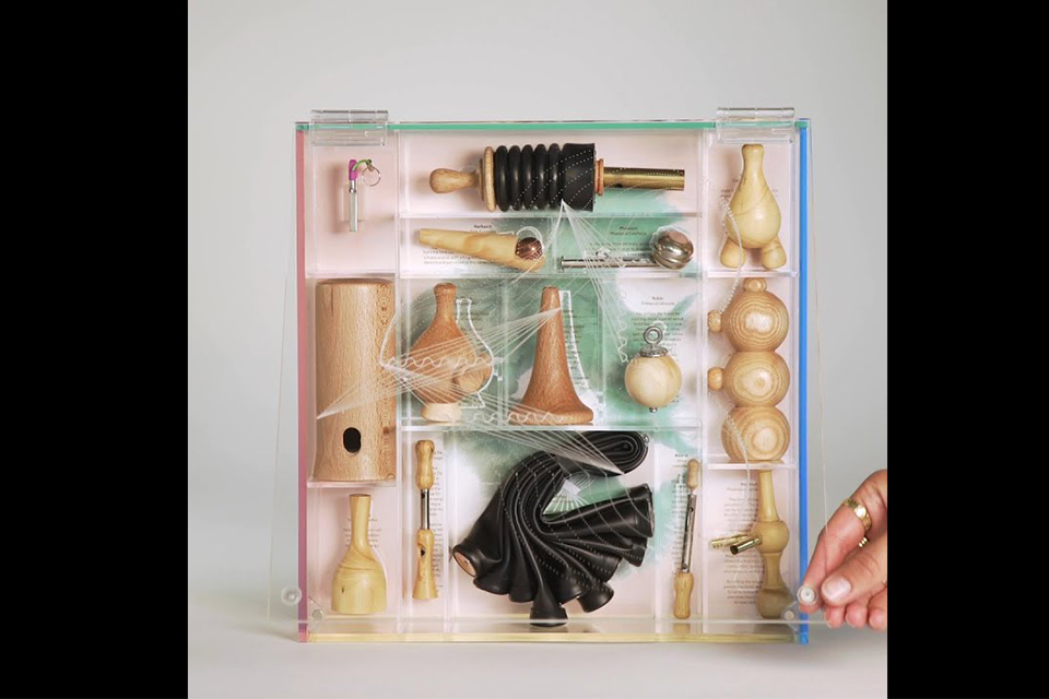 ビョークが14種類の木製フルート入りボックスセット『Utopia』を発売
