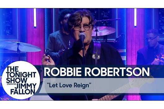 ロビー・ロバートソンが新曲「Let Love Reign」をライヴで披露