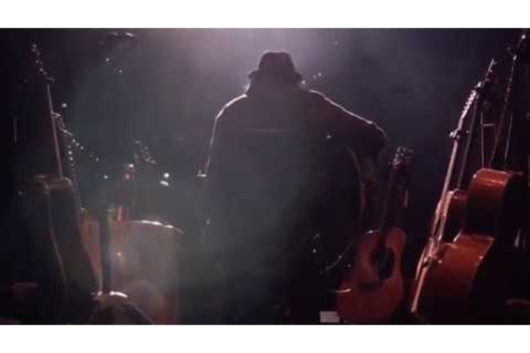 ニール・ヤングのドキュメンタリー『Mountaintop』から、新曲「Truth Kills」のレコーディング映像公開