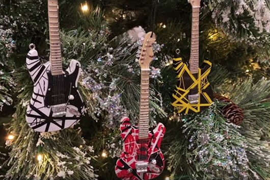 エディ・ヴァン・ヘイレンのギターがクリスマス・ツリーの飾りに