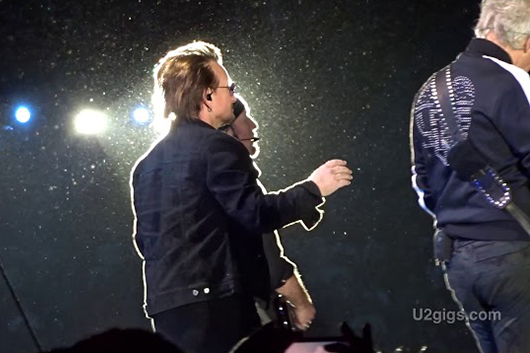 U2、ソウル公演でジョン・レノンを追悼