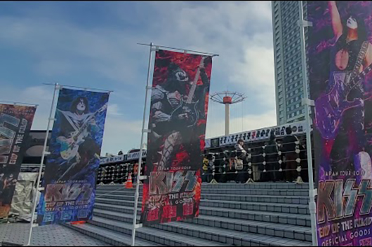 KISS、東京ドーム公演の7時間前からマーチャンダイズに大行列するファンの映像公開