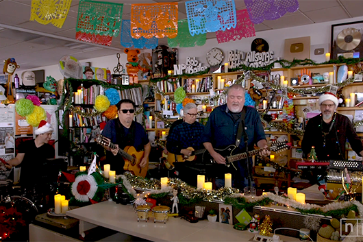 ロス・ロボス、米ラジオ番組『Tiny Desk Concert』でクリスマス・ソングを披露