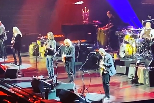 イーグルスの「ホテル・カリフォルニア」ツアーがスタート、映像とセットリスト公開