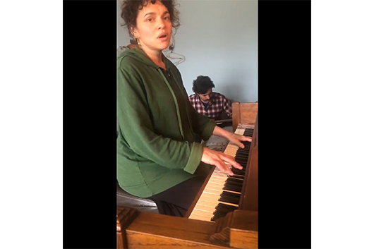 ノラ・ジョーンズ、ガンズの「Patience」をピアノでカヴァー