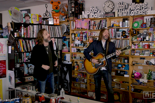 ブラック・クロウズ、米ラジオ番組『Tiny Desk Concert』でのパフォーマンス映像公開