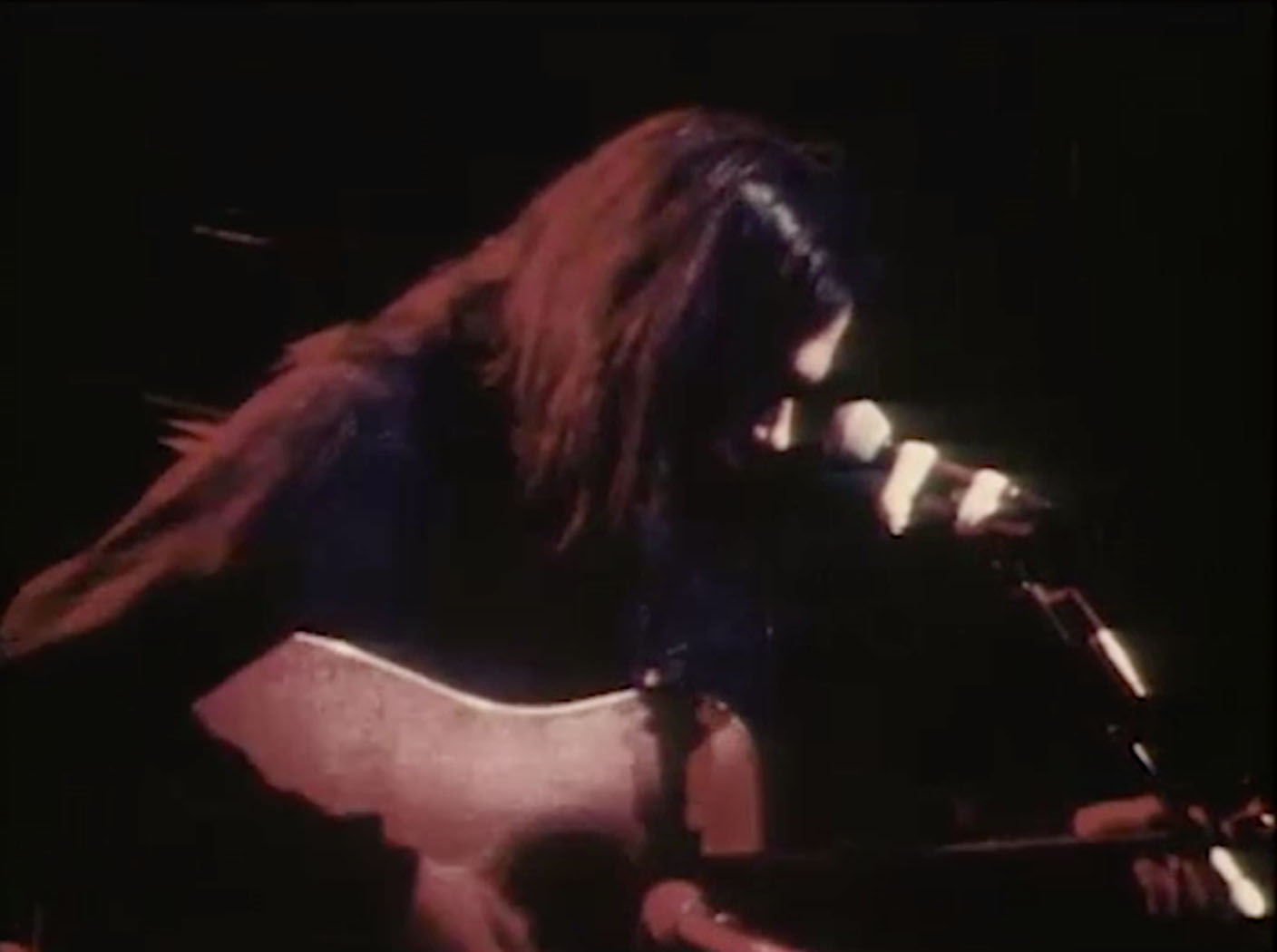 ニール・ヤング、1971年の「Cowgirl in the Sand」未公開映像公開