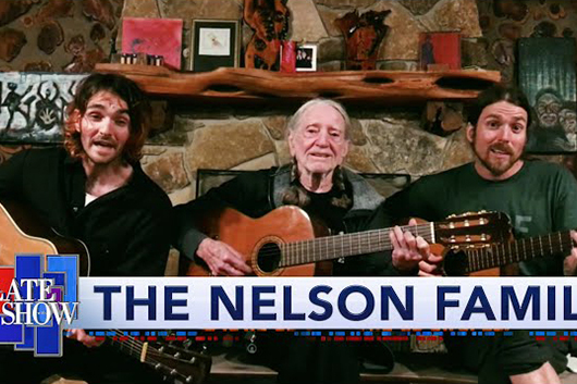 ウィリー・ネルソンと息子たち、「Hello Walls」の自宅パフォーマンス映像公開