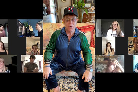 エルトン・ジョン、学生たちがカヴァーした「I’m Still Standing」に感動