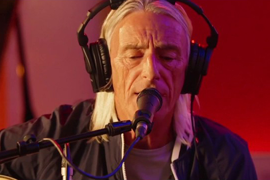 ポール・ウェラー、7月発売の新作から新曲「モア」リリース。シングル「ヴィレッジ」のライヴ・セッション映像も公開！
