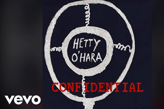 エルヴィス・コステロ、新曲「Hetty O’Hara Confidential」のリリック・ビデオを公開