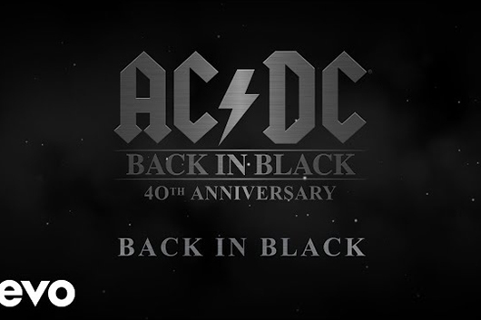 AC/DC、アルバム『Back In Black』のビデオ・シリーズ第3弾ではタイトル曲の裏側を解説