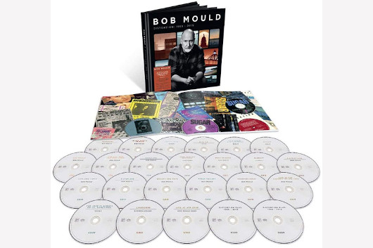 ボブ・モールドのソロ・キャリアとシュガーの曲を網羅した巨大なアンソロジー・ボックスセット発売