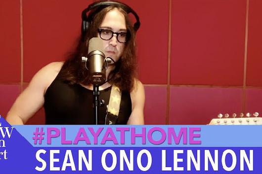 ショーン・オノ・レノン、米TV番組でジョン・レノンの「Isolation」披露