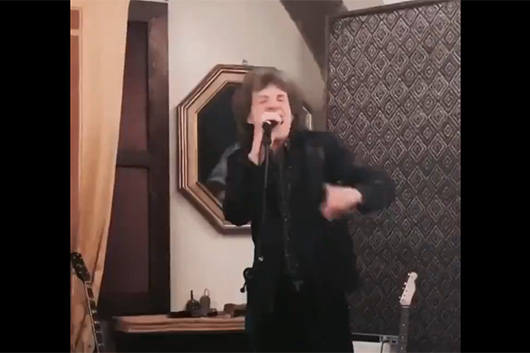 ミック・ジャガー、SNSに新曲らしきパフォーマンス映像を投稿