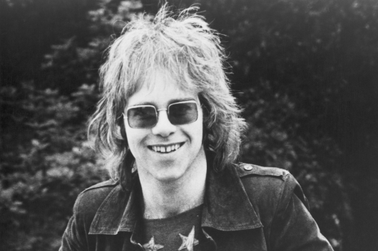 エルトン・ジョン、1968年の楽曲「アイ・キャント・ゴー・オン・リヴィング・ウィズアウト・ユー」未発表ヴァージョンのリリック・ビデオを公開