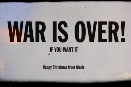 アラニス・モリセット、ジョン＆ヨーコの「Happy Xmas」をカヴァーしたミュージック・ビデオ公開