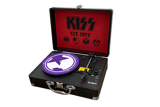 最後の来日公演から1年……。 KISS × ION特製ポータブルレコードプレーヤー 「地獄の蓄音器」販売決定！