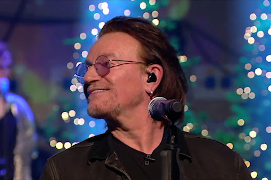 U2のボノとエッジ、母国のTV番組で「Christmas（Baby Please Come Home）」と「Walk On」を披露