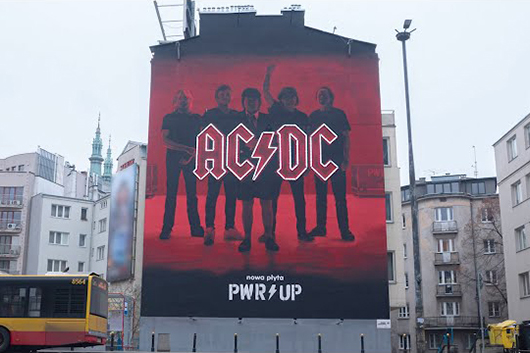 AC/DC、アルバム『Power Up』の壁画がワルシャワに出現
