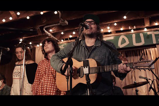 ジェフ・トゥイーディー、ニール・ヤングの「The Old Country Waltz」をカヴァー