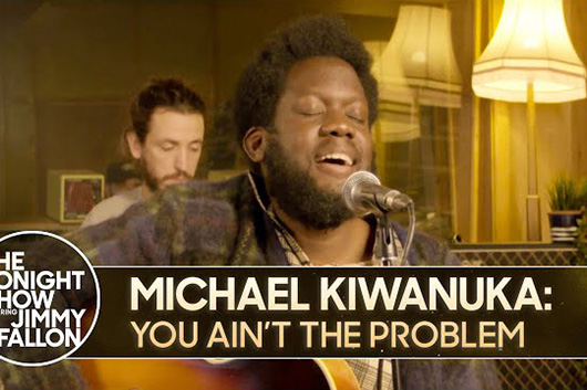 マイケル・キワヌーカ、米TV番組で「You Ain’t the Problem」のパフォーマンス映像公開
