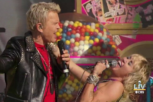 マイリー・サイラス、スーパーボウルのコンサートでビリー・アイドルとジョーン・ジェットと共演