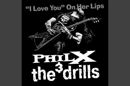 ボン・ジョヴィのフィル・X率いるザ・ドリルズ、新曲「I Love You’ On Her Lips」公開