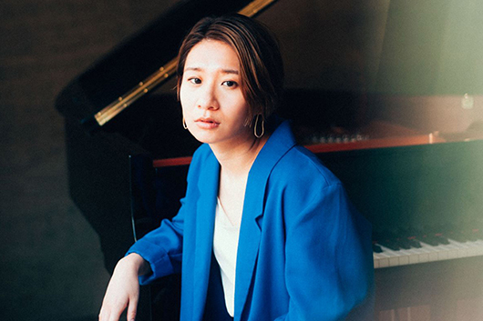 ジャズ・ピアニスト桑原あいの新作『Opera』より、シシド・カフカが選曲を担当したボン・ジョヴィのカヴァー「リヴィン・オン・ア・プレイヤー」が先行配信、コメントも到着