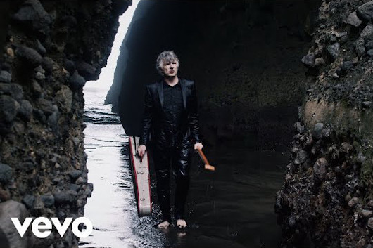 クラウデッド・ハウス、6月発売のニュー・アルバム『Dreamers Are Waiting』から新曲「To The Island」のミュージック・ビデオ公開