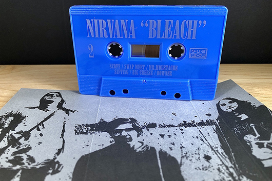 ニルヴァーナのデビュー・アルバム『Bleach』、限定版ブルー・カセット発売