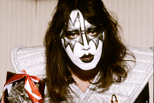 KISS バンドジャージージャケット KISS公認、地獄のお言葉Tシャツ発売記念。KISS、初来日公演で訪れた