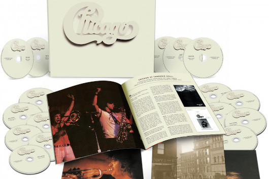 シカゴ1971年のライヴ・アルバム『Chicago at Carnegie Hall』50周年記念デラックス・エディション7月発売、トレーラー公開。国内盤はワーナーミュージックダイレクトにて