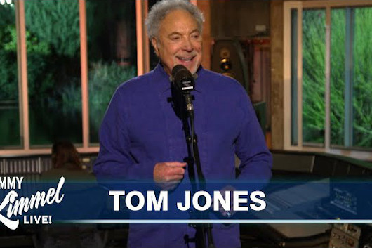 トム・ジョーンズ、米TV番組で「No Hole In My Head」のパフォーマンスを披露