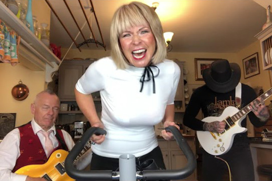 キング・クリムゾンのロバート・フリップと妻のトーヤ、ステッペンウルフ1968年の「Born To Be Wild」をカヴァー