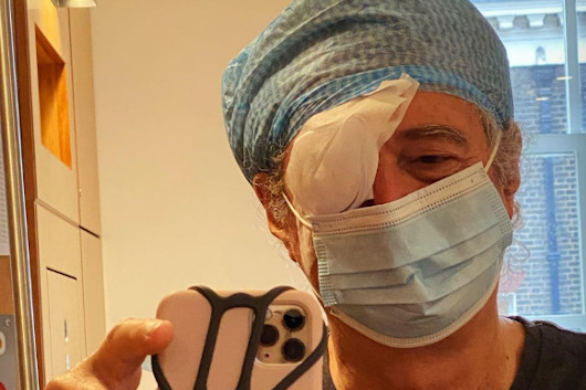 クイーンのブライアン・メイ、左目を手術