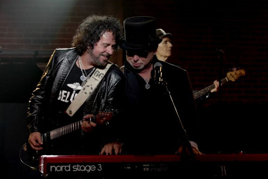 TOTO、6月発売のライヴ作品『With A Little Help From My Friends』から2曲のMV公開