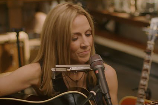 シェリル・クロウ、6/18（金）19時配信のストリーミング・コンサートから「It Don’t Hurt」のパフォーマンス映像公開