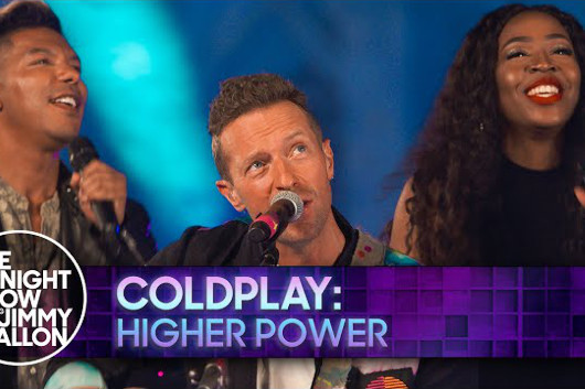 コールドプレイ、米TV番組で「Higher Power」のアコースティック・ヴァージョンを披露