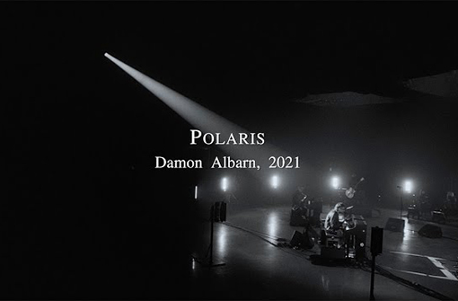 ブラーのデーモン・アルバーン、11月発売のセカンド・ソロ作から新曲「ポラリス」をリリース。また、同曲のパフォーマンス映像も公開