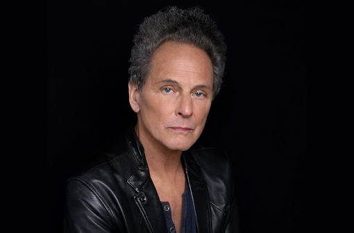 リンジー・バッキンガム、10年振りのソロ新作『Lindsey Buckingham』から「On The Wrong Side」公開